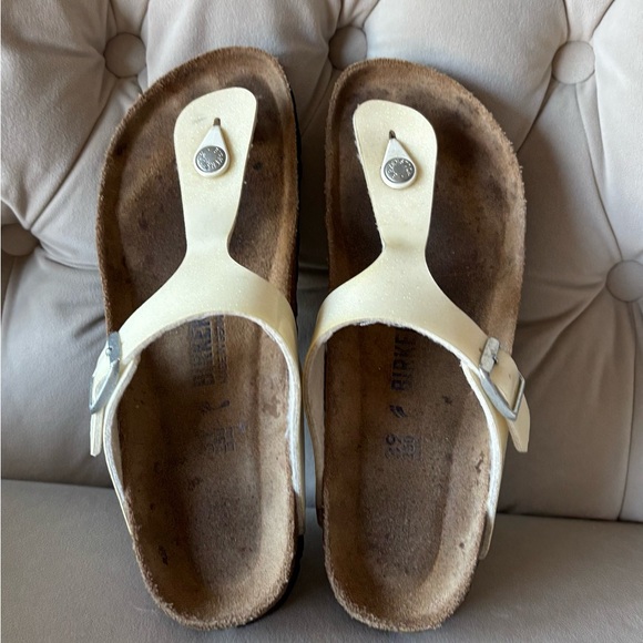 Birkenstock Shoes - Birkenstock Gizeh White Sandals. Size 39. Soft footbed. ✨sparkly! ✨